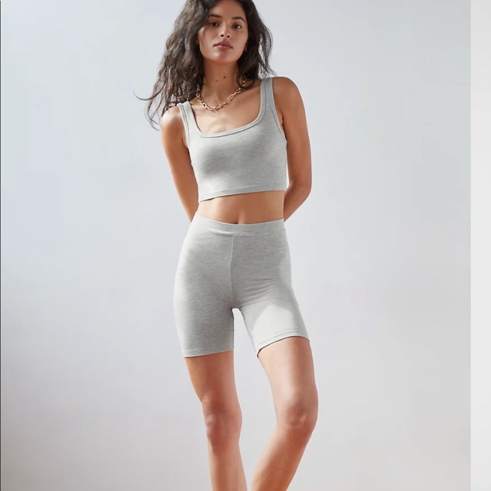 Aritzia Sahara shorts 7”